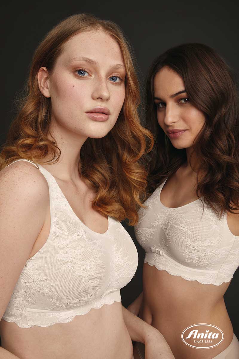 Studiobild zwei weibliche Modells mit Essential Lace Bralette von Anita
