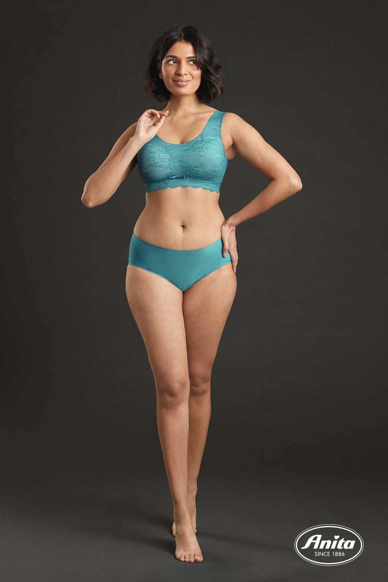 Model im Studio mit Essential Lace Bralette von Anita