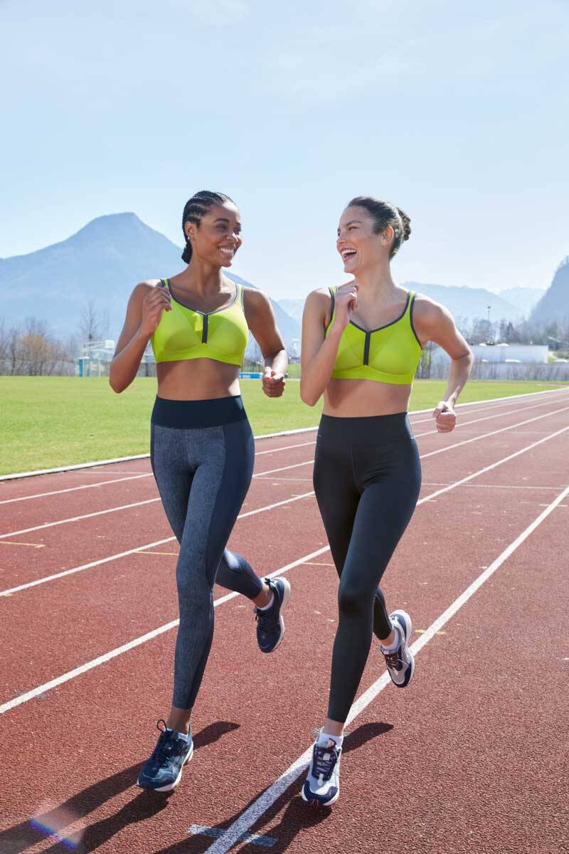 Zwei Models joggen in Sport-Leggins in blau der Marke Anita