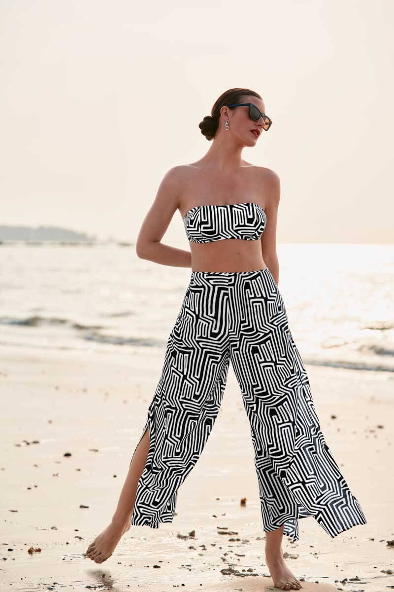 Model am Beach mit schwarz-weisser Standkleidung von Rosa Faia