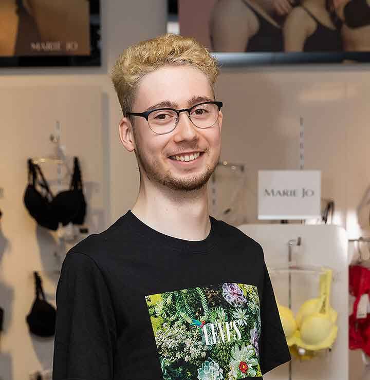 Portraitfoto Mitarbeitender bei simply4you