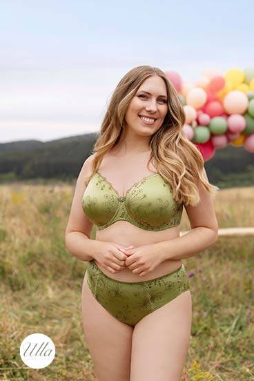 Bügel-BH Viola von Ulla Curvy-Model in grünen Dessous auf Wiese